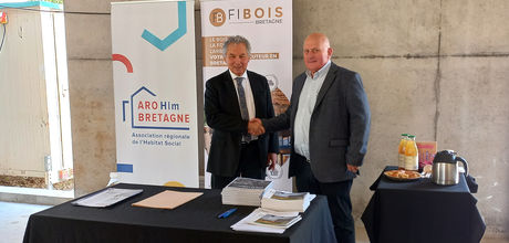 Signature partenariat entre Marcel Rogemont, président de l’ARO Hlm Bretagne et Michel Hamon, président de Fibois Bretagne