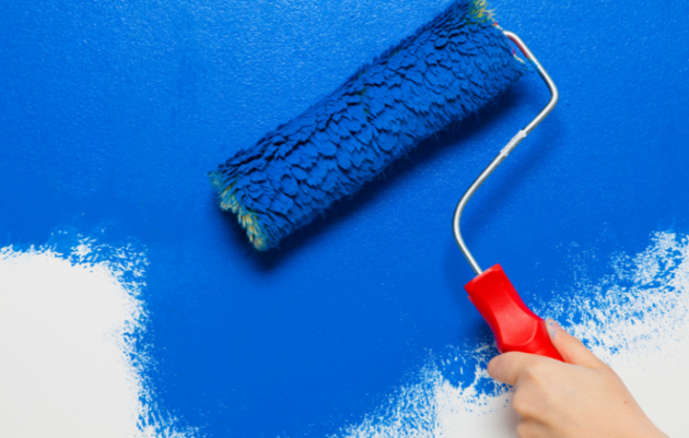 quand faire des travaux - application de peinture bleue sur un mur
