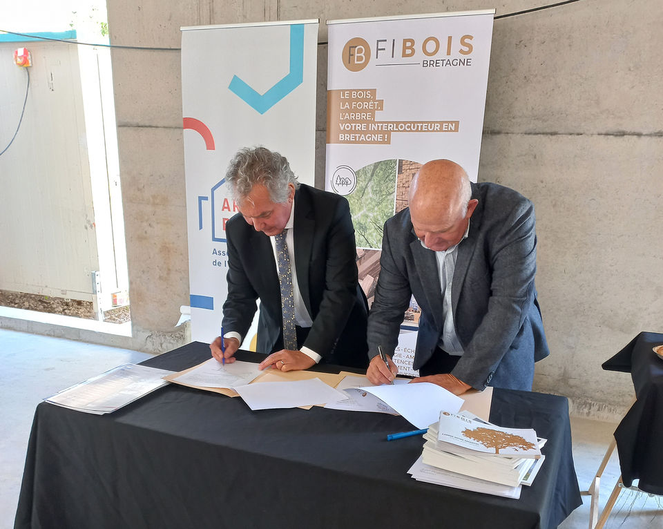 Signature partenariat entre Marcel Rogemont, président de l’ARO Hlm Bretagne et Michel Hamon, président de Fibois Bretagne